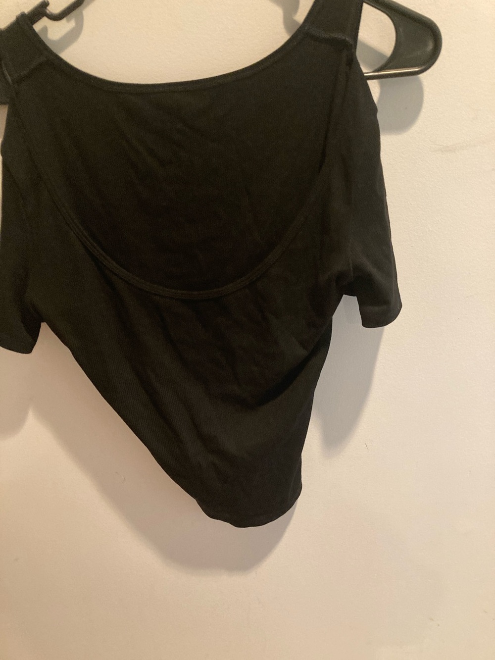HALARA Black Cold-Shoulder Crop Top